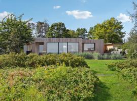 Beach Front Home In Tranek&aelig;r With Sauna, spa hotel v mestu Tranek&aelig;r