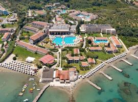 Roda Beach Resort & Spa، فندق رفاهية في Karousádes