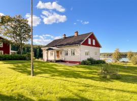 Stunning Home In Klässbol With Kitchen, hotel v destinaci Klässbol