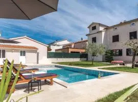 4 Bedroom Lovely Apartment In Stinjan
