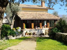 "La casetta" indipendente, con ampio spazio verde, villa in Fontechiari