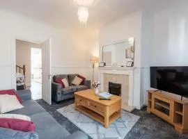 CJP - Lovely 2-bed house in Hull Centre, Parking