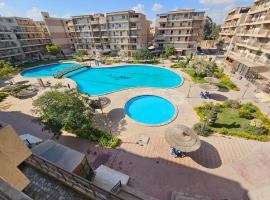 Luxury residential apartment in Pearl Pyramids Compound, hotel u gradu Ghaţāţī