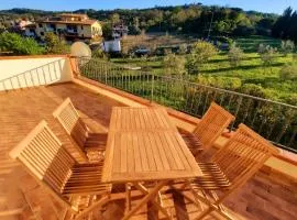 Confortevole bilocale a pochi chilometri dal mare con ampia terrazza privata e vista sulla campagna Toscana