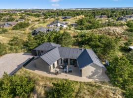 Stylish Activity House From 2018, On A Large Hilly Plot In S&oslash;ndervig, hotel con tinas de hidromasaje en Ringk&oslash;bing