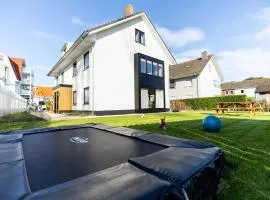 Huswell - Modern Apartment with Garden, Near Beach