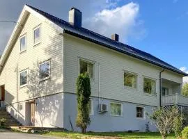 5 Bedroom Gorgeous Home In Hundeidvik