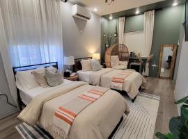 Villa on the Rocks Fast Wi-Fi 5 mins to beach AC & 55 TV in all rooms, hotel v destinaci The Rock