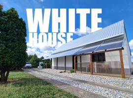 White Party House, villa in Veľké Kosihy
