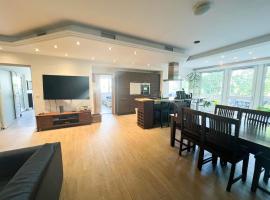 Gro&szlig;e & voll ausgestattete Apartments, Studios, Doppelzimmer, Workspace, Parkplatz, Netflix, Prime & schnelles Wifi in ruhiger Lage mit Garten, hotel con tinas de hidromasaje en Rudolstadt