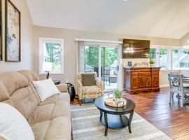 Gilford Townhome with Lakefront Beach and Pool Access!, готель у місті Ґілфорд