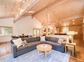 Knotty and Nice - 4BR w Private Hot Tub, Close to Lake
