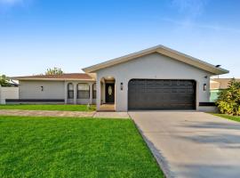 House With Pool, hotel in Cape Coral