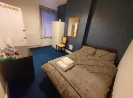 Cosy Double Room in Monton Village - Eccles Manchester