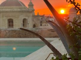Authentic Maltese Boutique Holiday Home with Rooftop Pool - Moon Townhouse - Iconic Views of Valletta and Grand Harbour, casa de campo em Cospicua