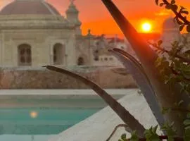 Authentic Maltese Boutique Holiday Home with Rooftop Pool - Moon Townhouse