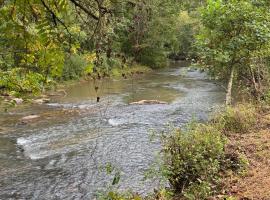 River Fishing Cabin, hotel di Lakemont