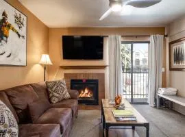 Great Location, Sleeps 4, 5 min drive to Ski & Bike Access, Shared Pool!