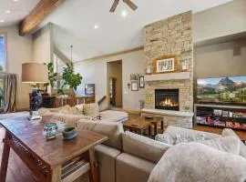 Mountain Luxury, Sleeps 10, Private Hot Tub, 15 Min to Canyons, Ideal for Family Getaways!