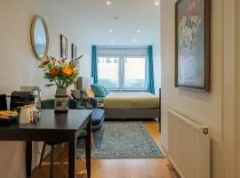 Suite with private bathroom near Vondelpark