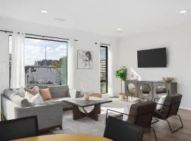 Luxury on the River 4 Beds 2.5 Bath, Walk to Downtown