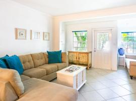 Beach Living at Island Pine Villas (BLV), casa rústica em George Town