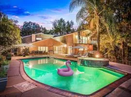Pacific Dreams at Woodland Hills - 8 BR with Pool & Hot Tub