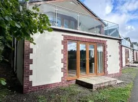 Tranquil North Devon Lodge - 2BR, Countryside Views & Pool, High Bickington close to Umberleigh, Barnstaple, Bideford & Westward Ho