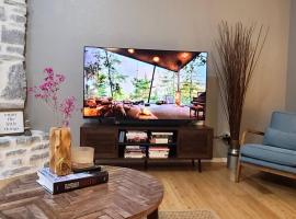 Centrally located in Rogers and Bentonville! -Private Rooms, δωμάτιο σε οικογενειακή κατοικία σε Rogers