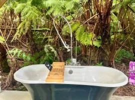 Romantic Retreat, Relax at Hot-tub, Indoor & Outdoor shower, firepit, 5 min to Hawaii Volcano park