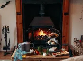 4 Scenic Stone Cottage with BBQ Hut & Garden in Brecon Beacons National park