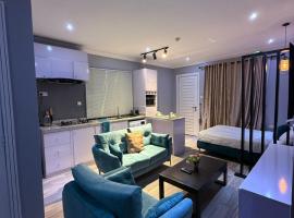 Balcony Teal Snug Open-Plan Studio Unit in Lekki Phase 1-Netflix, Wi-Fi, 24-7 Light, Washer, Kitchen, Hotel in Lagos