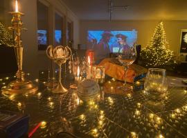 Sjöutsikt, Röd trästuga med traditionellt yttre Skandinavisk, modernt inre och alla bekvämligheter, Sol hela dagen på stora altanen, Tryggt, Vinterbonat, Fiske, Båt, vila v destinaci Skinnskatteberg