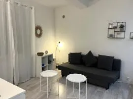 La Ciotat Chez Hugo confortable studio clim, wifi, parking, centre ville, commerces, port, plages à pieds