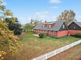 5 Bedroom Lovely Home In Aakirkeby