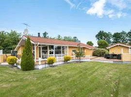 Beautiful Home In Juelsminde With Sauna