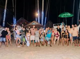 Mad Monkey Hostel Nacpan Beach, glamping site in El Nido