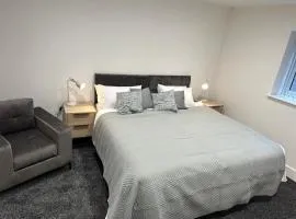 Spacious 2-Bed Flat with Free Parking Near Nottingham!