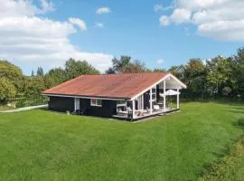 Three-Bedroom Holiday Home In Askeby