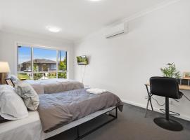 KozyGuru | Austral | Convenient 4 x Ensuite House, ξενοδοχείο σε Austral