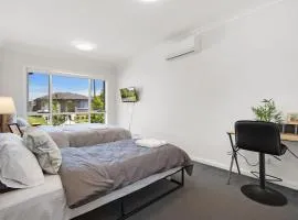 KozyGuru | Austral | Convenient 4 x Ensuite House