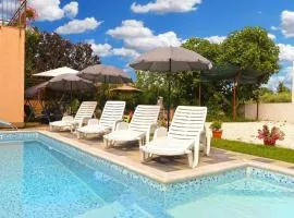 Spacious flat with pool just 300m from the beach