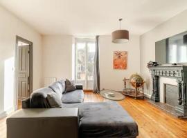 Bel appartement dans le centre historique avec wi-fi et toutes les commodités، فندق في دينان