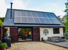 Ty Gardd - Luxury lodge with covered hot tub, cabin nghỉ dưỡng ở Usk