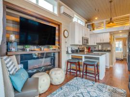 Tiny Home in Flat Rock Easy Access to I-26!, μικροσκοπικό σπίτι σε Flat Rock