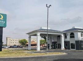 Quality Inn & Suites Roswell North, hotel near Roswell International Air Center - ROW, Roswell