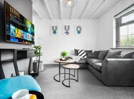 Stylish Three Bedroom House - Garden - Parking - Netflix 74B