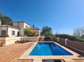 Villa-Atreju-fuer-bis-zu-10-Personen-mit-Pool-Gaestehaus-Top-Ausstattung