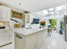 Chic 3-Bed Townhouse,2 Mins to Windsor's Long Walk