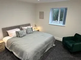 Modern Long Eaton Flat - Ideal for Work or Leisure